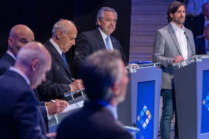 Los instantes previos al inicio del debate presidencial en Santa Fe
