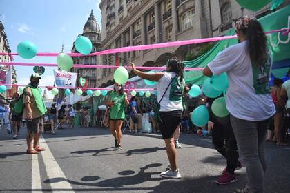 La Plaza del Congreso está dividida en dos sectores: uno para quienes están a favor del proyecto de legalización del aborto y otro para quienes se oponen