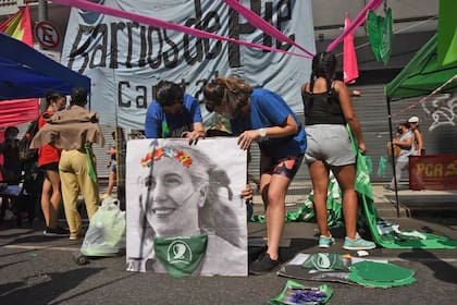 Las manifestantes, al igual que el 10 de diciembre, siguen el debate desde la calle