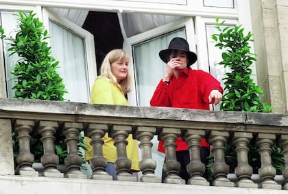 Debbie Rowe, madre de Paris y Prince Jackson, conoció a Michael Jackson mientras trabajaba como asistente en el consultorio de su dermatólogo; se casaron en 1996 y se divorciaron en 1999