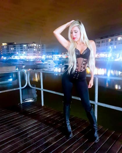Debby expone la ropa que vende en su local y lo publica a través de su Instagram