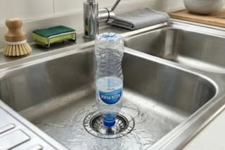 ¿Para qué sirve colocar una botella de plástico con agua boca abajo en el desagüe del lavaplatos?