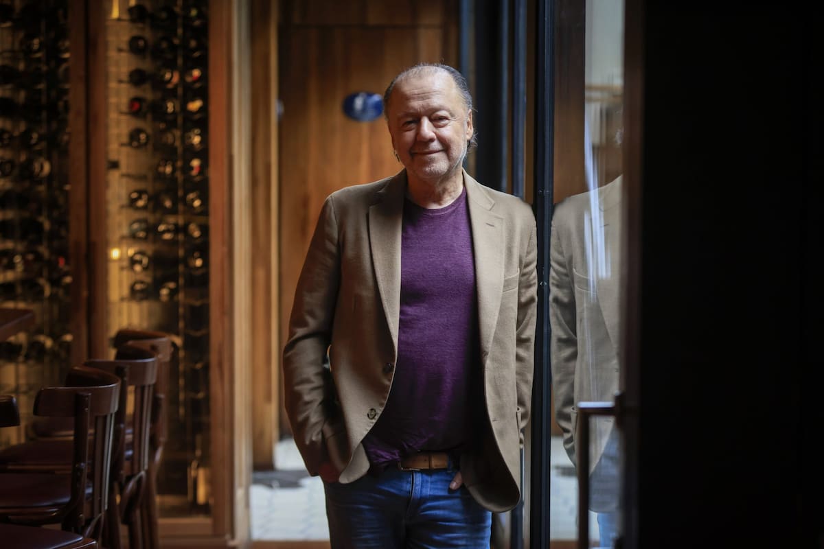 "Debería ser un lugar con doscientos iPhones, muchas luces, equipos de sonido y salas de edición que permitan a la gente hacer cine, no este sistema de créditos y plata", dice Enrique Piñeyro