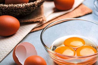 Debes mantenerlos refrigerados a temperaturas inferiores de los 5°C para reducir el crecimiento de bacterias