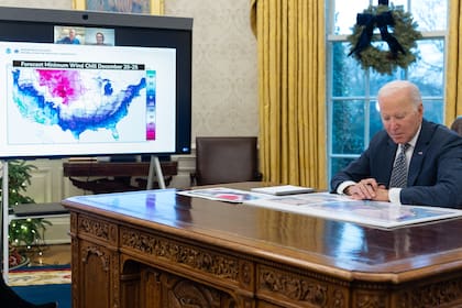 Debido a la bomba ciclónica que azota gran parte del país, el presidente Joe Biden instó a los estadounidenses a viajar en las próximas horas