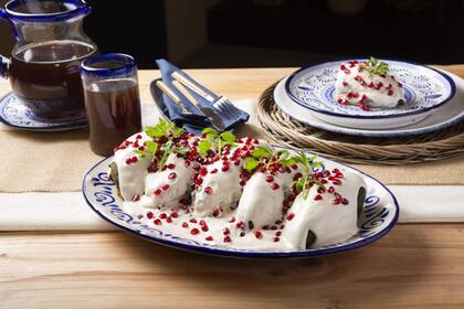 Debido a la disponibilidad estacional de sus ingredientes clave, la nuez de Castilla y la granada, los chiles en nogada se consideran un plato de temporada (Imagen de El Gourmet)