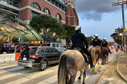 Debido a la importancia de las tareas que realizan estos profesionales, así como también de los peligros que enfrentan, el de policía es uno de los empleos mejor pagados en EE.UU.