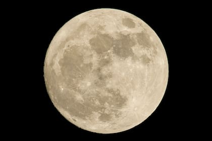 Debido a la lentitud de la rotación lunar, su superficie experimenta dos semanas de oscuridad cada vez (Foto: Gentileza Unsplash)
