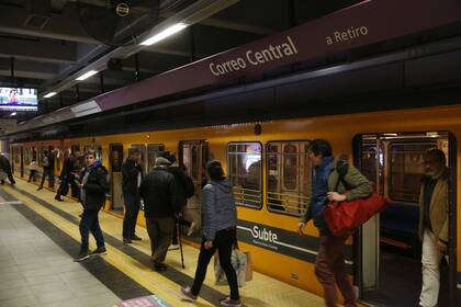 Debido a la pandemia de coronavirus, el gobierno porteño prohibió todas las actividades que tengan masiva concentración de gente pero no lo servicios de transporte público
