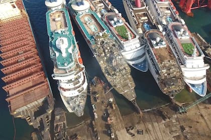 Debido a la pandemia de coronavirus, muchos de los cruceros fueron retirados para ser vendidos como chatarra