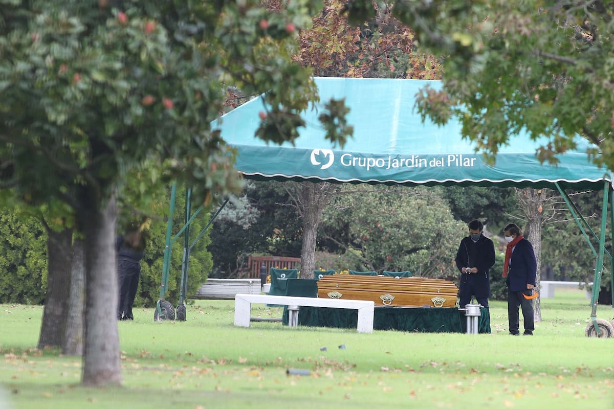 Debido a la pandemia de coronavirus, solo dos allegados pudieron acercarse a despedir sus restos