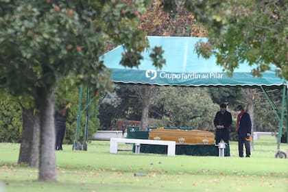 Debido a la pandemia de coronavirus, solo dos allegados pudieron acercarse a despedir sus restos