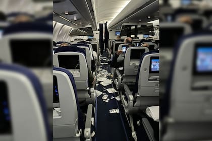 Debido a la turbulencia, en un vuelo de Austin a Frankfurt muchos objetos terminaron en el piso