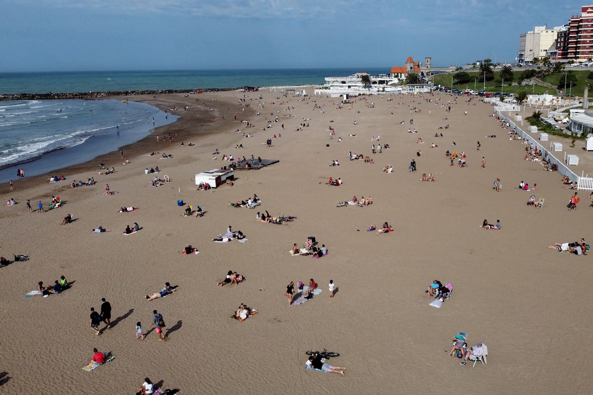 Debido a las temperaturas se dio un día de playa en Mar del Plata