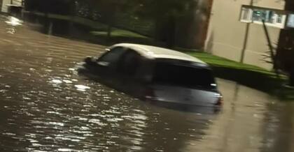 Debido a lo repentino del temporal, varias personas quedaron atrapadas en sus autos