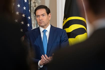 Debido a los conflictos internacionales y la presión local, Marco Rubio vive ahora en una base militar