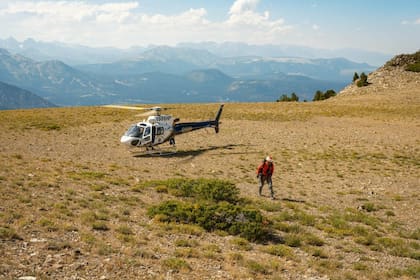Debido a los fuertes vientos, el rescate no pudo ser con helicóptero, y el equipo de ayuda aterrizó en la cima para luego ayudar al escalador a pie