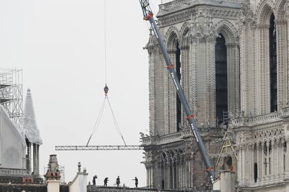 Debido a los pronósticos de tormenta en París ordenaron la instalación de lonas para evitar los que el agua ingrese y dañe más aún la catedral. Para colocar las lonas convocaron a montañistas profesionales.