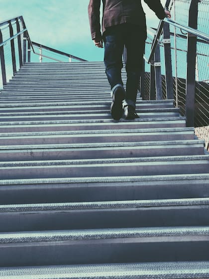 Debido a que el esfuerzo requiere más energía, subir escaleras activa de manera más intensa los músculos de las piernas
