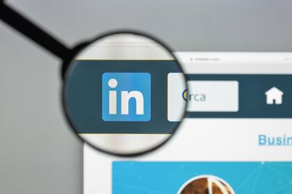 Debido al confinamiento y el distanciamiento social, la red social para profesionales LinkedIn dejó de ser obligatorio y se ha vuelto esencial para conectarse con las ofertas laborales y para desarrollar nuevas habilidades