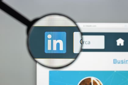 Debido al confinamiento y el distanciamiento social, la red social para profesionales LinkedIn dejó de ser obligatorio y se ha vuelto esencial para conectarse con las ofertas laborales y para desarrollar nuevas habilidades