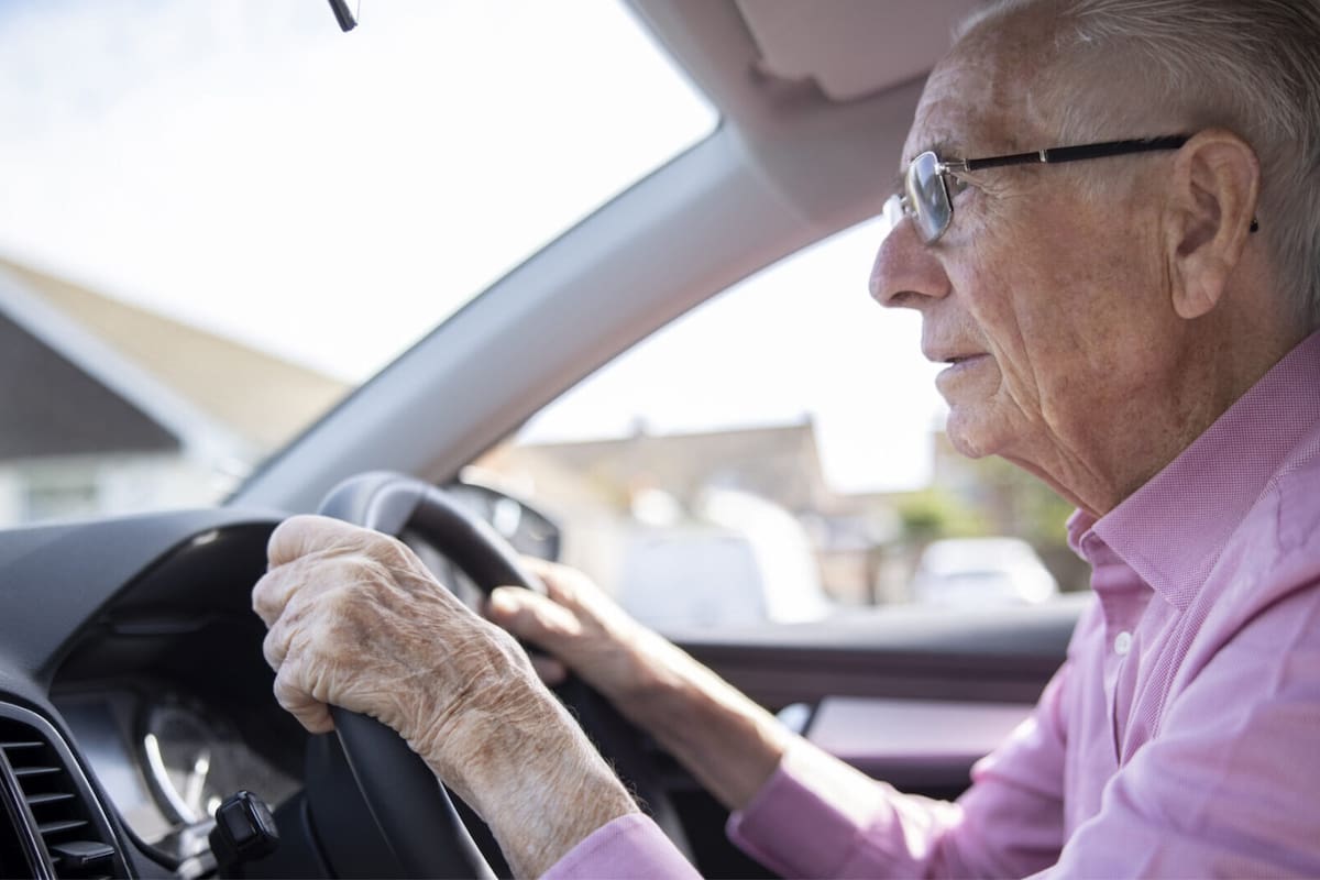 Debido al deterioro físico, cognitivo o visual que se presenta con los años de vida, en algunas partes de EE.UU. hay restricciones para la emisión de las licencias