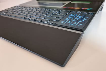 Debido al disposición del teclado en la ZenBook Pro Duo, Asus provee de un soporte que sirve para apoyar y descansar las muñecas durante el uso del equipo