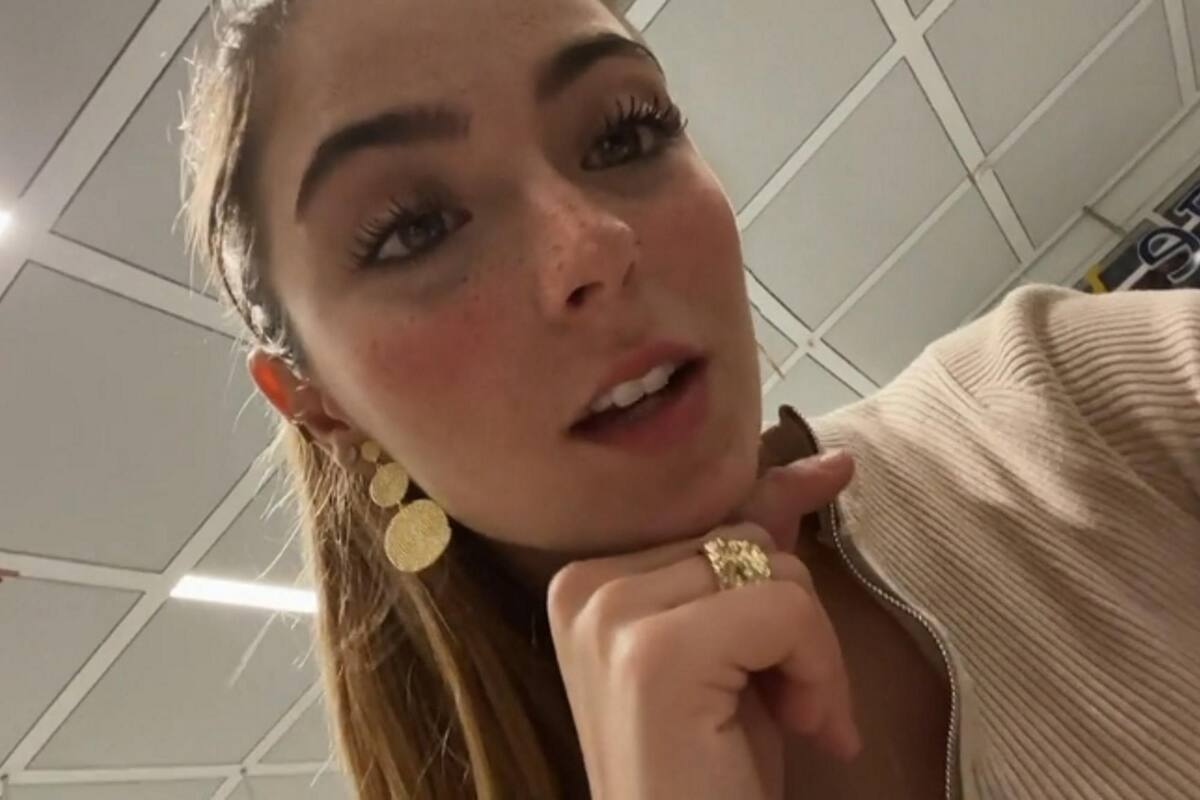 Debió dormir en el aeropuerto y en un video contó su encuentro con un extraño personaje