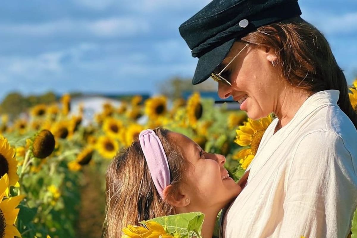 Débora Bello, con su hija Nina en Miami