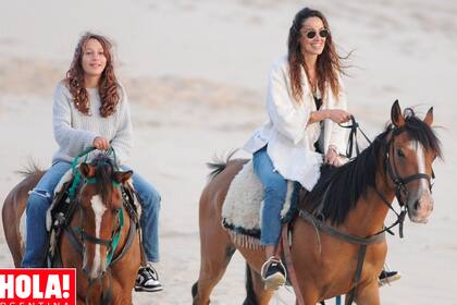 Debora Bello y su hija Nina, fruto de su relación con Diego Torres, disfrutaron de una cabalgata por las playas de José Ignacio.