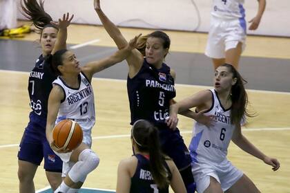 Débora Gonzalez ante Paraguay