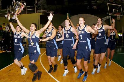 Débora González con la Copa en la consagración en el Sudamericano de Colombia