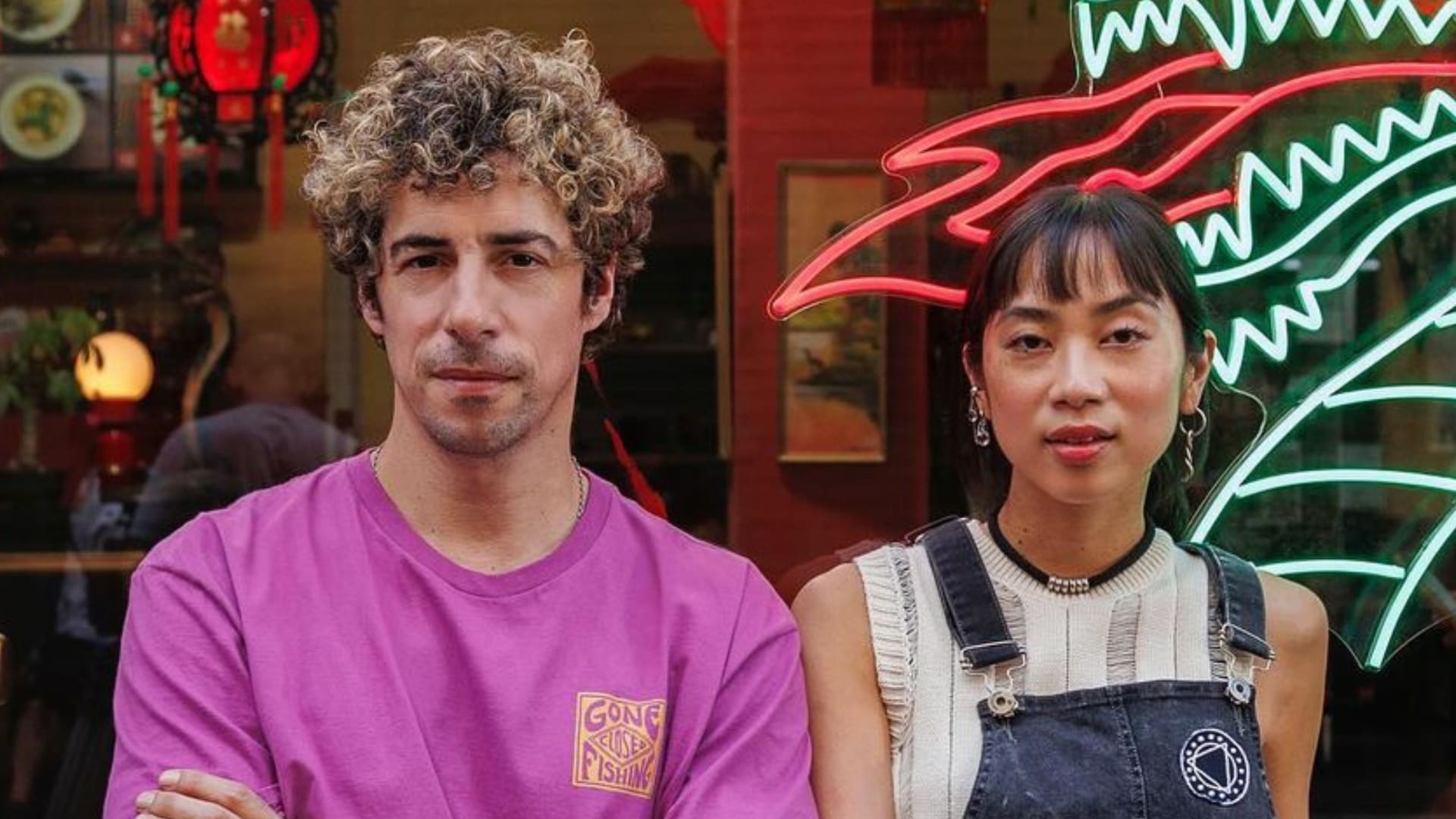 ¡Se ha formado una pareja! Esteban Lamothe y Débora Nishimoto, del set de Envidiosa al amor real (Foto: Instagram @estebanlamothe)