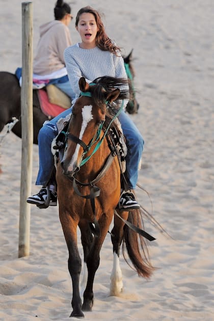 Débora y Nina comenzaron el año con una de las combinaciones que más les gusta y que les provoca profunda felicidad: mar, atardecer y caballos.