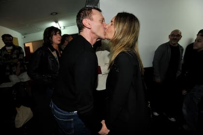 Deborah Cosovschi no dudó en darle un tierno beso a su marido, Federico D´Elía, luego de su debut