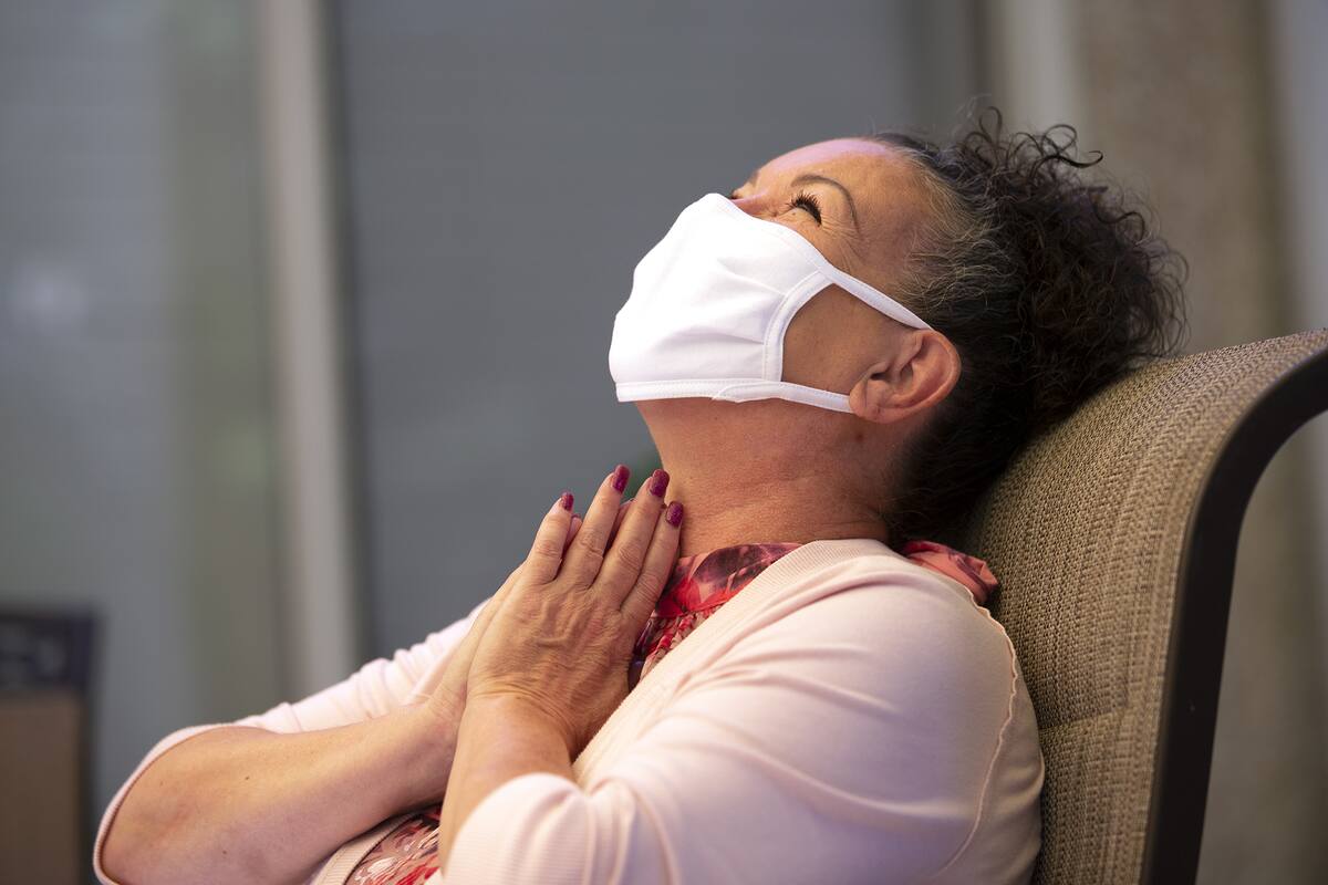 Deborah Trigueiro se emociona al ver a su esposo Douglas Smith en el Life Care Center of Kirkland el 24 de agosto de 2020 en Kirkland, Washington, tras estar separados meses como precaución por el coronavirus