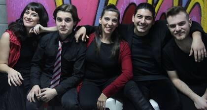 Déborah Turza, Julián Rubino, Laura González, Nicolás Cúcaro y Juan Ignacio López (piano) se lucen en 17 temas de la memoria popular.