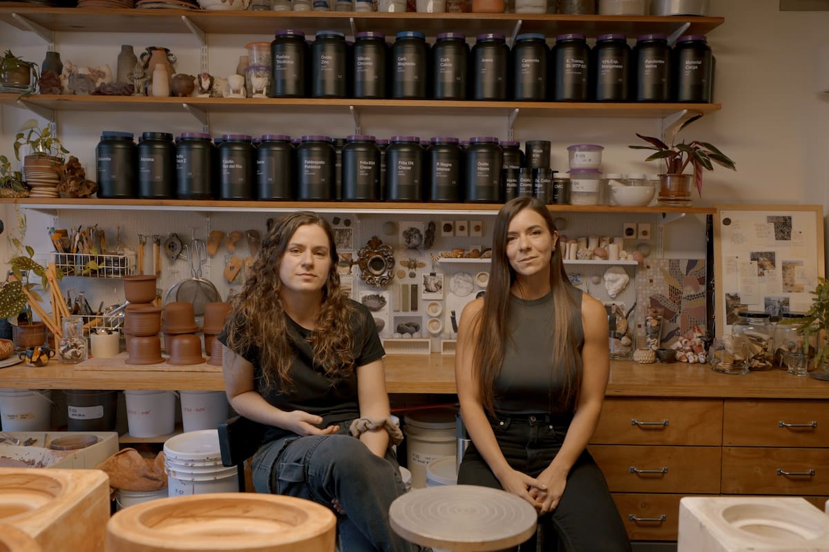 Déborah y Jesica Vicente, creadoras de Kurzar, el proyecto en el que cada pieza funciona como un "objeto-relato".