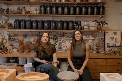 Déborah y Jesica Vicente, creadoras de Kurzar, el proyecto en el que cada pieza funciona como un "objeto-relato".