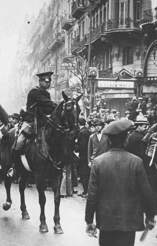 Década infame. 6 de septiembre de 1930. Fuerzas del escuadronn de Seguridad impiden el avance de manifestantes hacia Plaza de Mayo.(Investigación de archivo Juan Trenado)