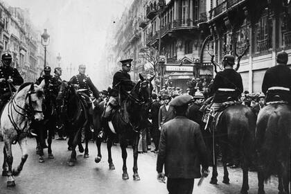 El 6 de septiembre de 1930, las fuerzas del escuadrón de seguridad impiden el avance de manifestantes hacia Plaza de Mayo, mientras Uriburu lleva a cabo el primer Golpe de Estado