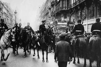 El 6 de septiembre de 1930, las fuerzas del escuadrón de seguridad impiden el avance de manifestantes hacia Plaza de Mayo, mientras Uriburu lleva a cabo el primer Golpe de Estado