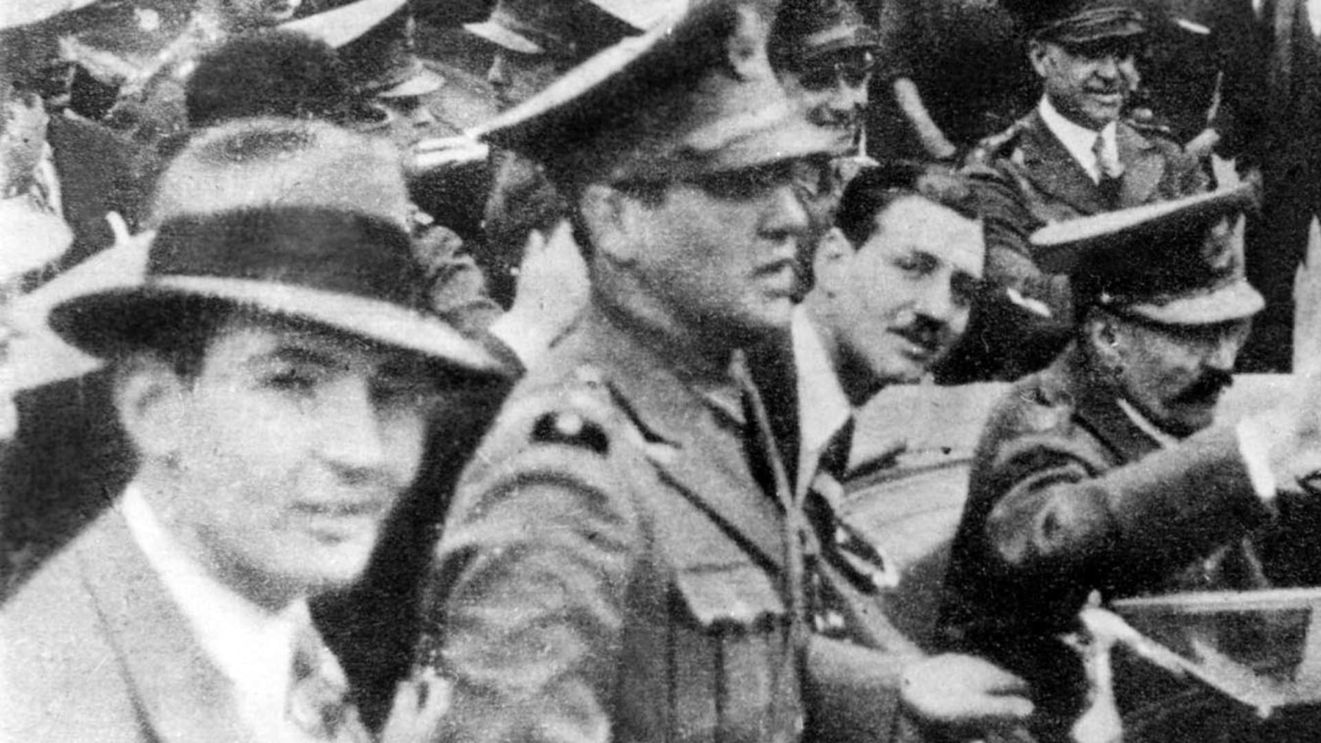 Década infame. 6 de septiembre de 1930. Fuerzas del escuadronn de Seguridad impiden el avance de manifestantes hacia Plaza de Mayo.(Investigación de archivo Juan Trenado)
