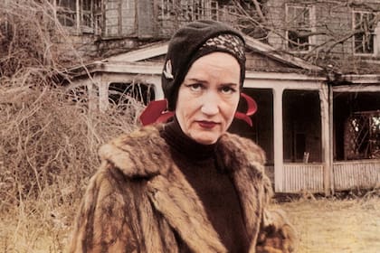 Decadente y misteriosa, pero con un aura de esplendor, Grey Gardens es la mítica mansión donde vivieron las Beale, tía y prima de Jackie Kennedy. La casa, que fue retratada en el cine, atrajo a una multitud para llevarse algunos de los objetos que simbolizaron una época de glamour y ocaso