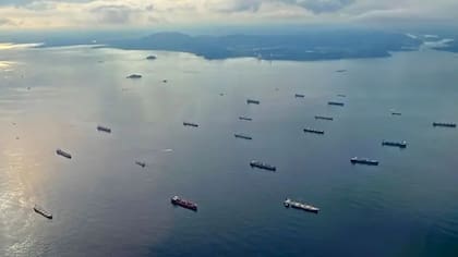 Decenas de barcos tuvieron que esperar su turno para cruzar el Canal de Panamá debido a las restricciones de tránsito impuestas por la severa sequía que afectó la vía interoceánica en 2023