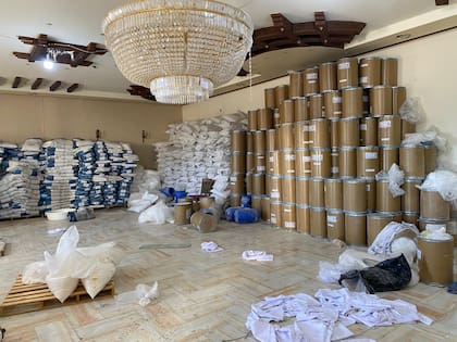 Decenas de barriles apilados y bolsas de sustancias químicas tiradas por el suelo, evidenciando el apuro de quienes evacuaron la fábrica.