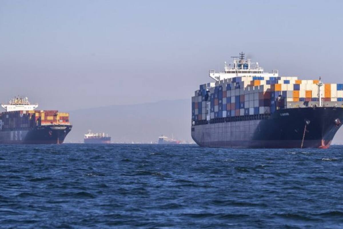 Decenas de buques con contenedores han estado esperando para descargar sus mercancías en puertos estadounidenses.