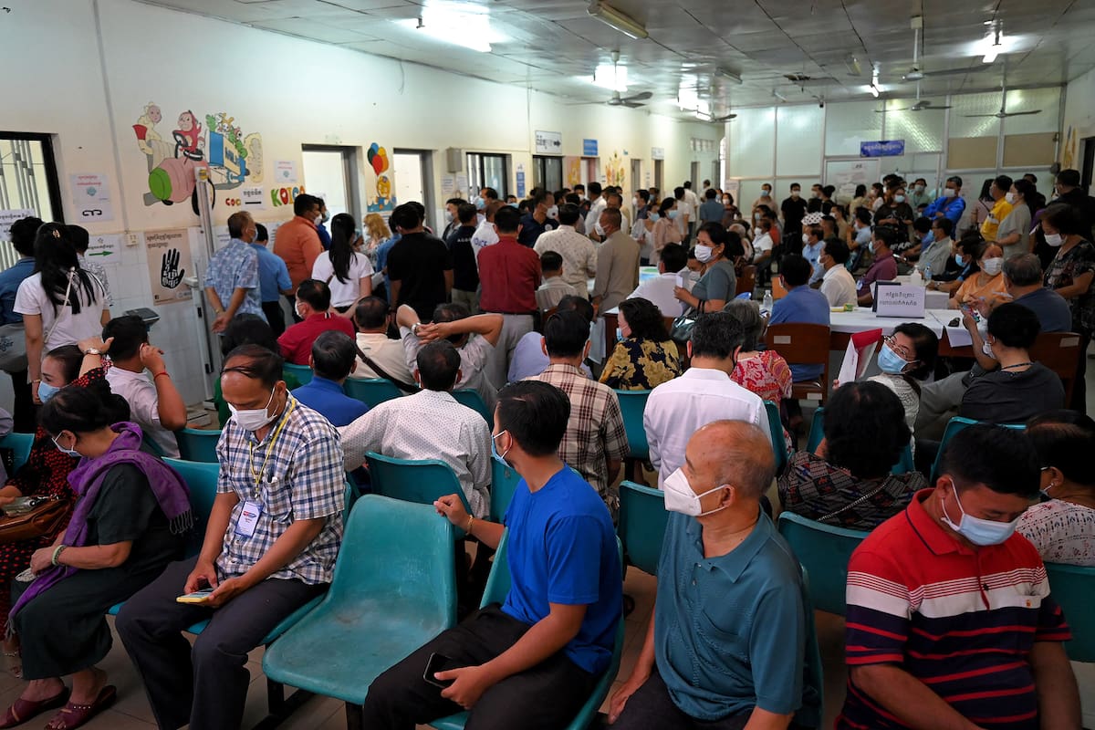 Decenas de camboyanos a la espera de recibir las vacunas de Sinopharm y AstraZeneca en un hospital de Phnom Penh