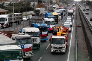 Decenas de camiones bloquean la ruta 5 de Chile, entre otras, en demanda de mayor seguridad y mejoras referidas a costos y condiciones de trabajo