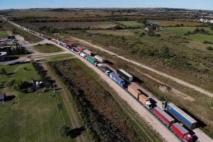 Decenas de camiones parados ayer en Victoria, Entre Ríos, por la protesta de Fetra